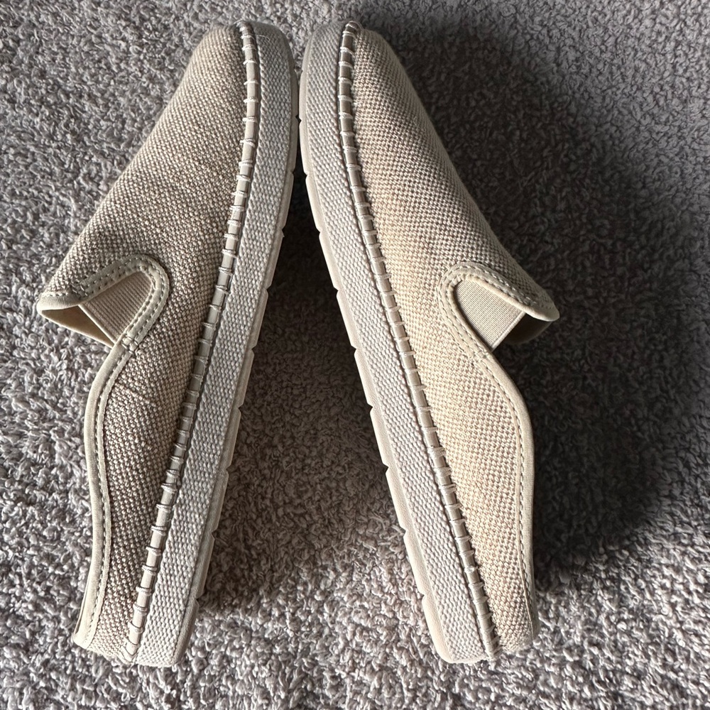 UGG Women’s Delu Sneakers - Picture 11 of 11
